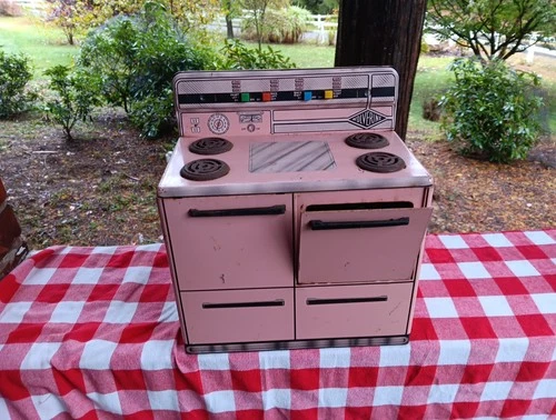 VINTAGE EARLY 1950'S WOLVERINE POLAR CHILD TIN LITHO STOVE OVEN PINK