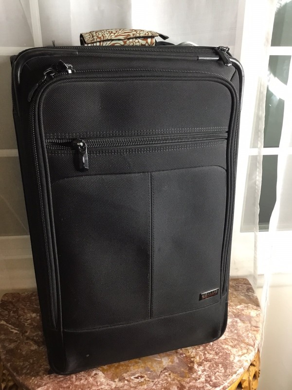 Kirkland Signature Black 22” Upright Expandable Wheeled Carry On Suitcase 515223