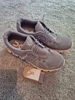 On Cloud 5 Schuhe grau rosa Damen 40 5 Kaum Getragen