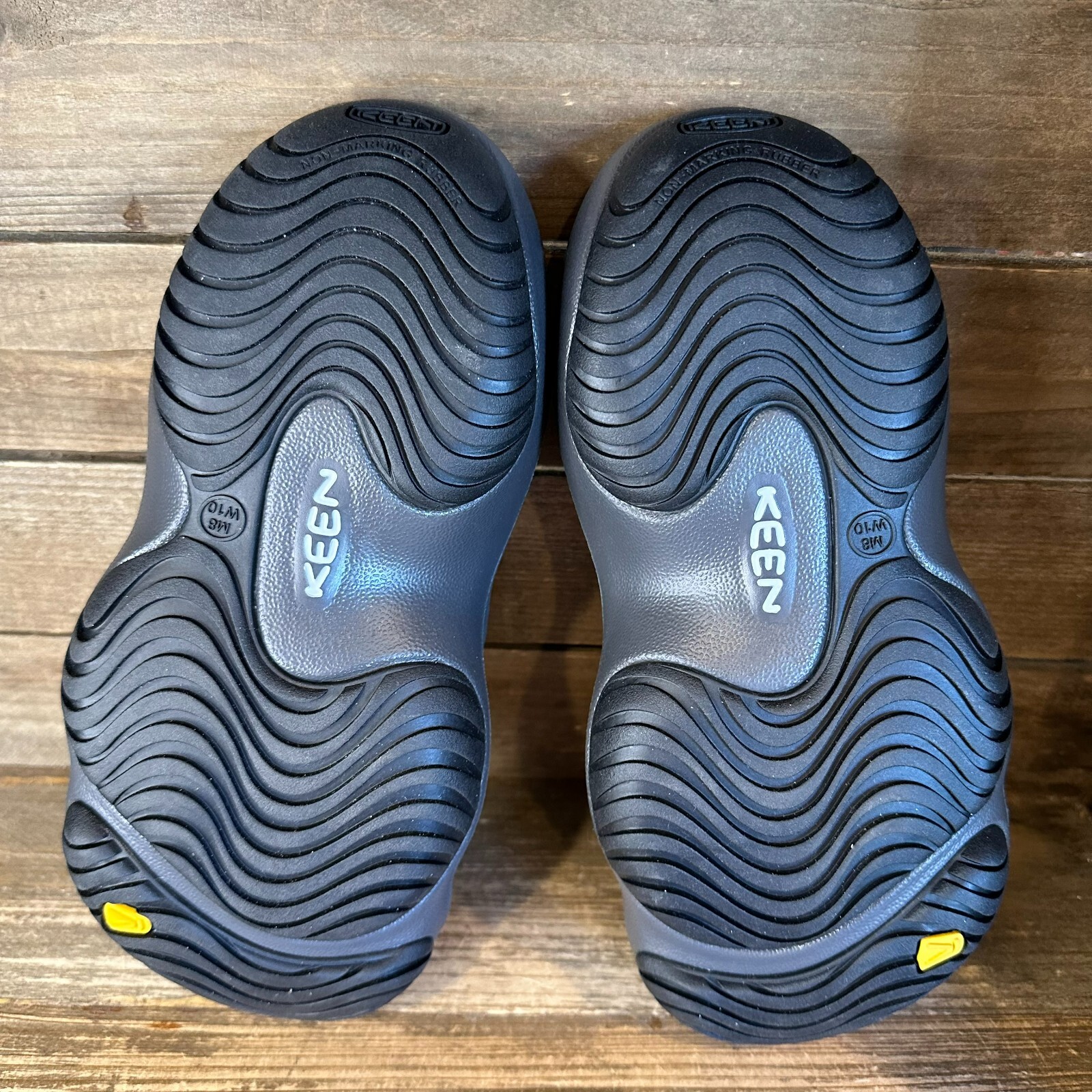 Scarpe zoccoli grigi sportivi Keen Yogui nuovi da uomo sandali in gomma mules taglia 8