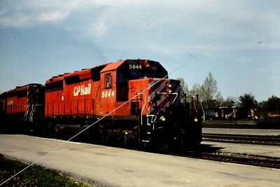 CANADIAN PACIFIC Railroad Zug Lokomotive CP 5844   SMITHS FALLS Foto Dia