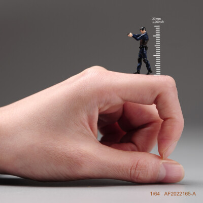 1:64 Evil Leon Gun Mini Doll Scene Props Figure Model Fit Cars Vehicles