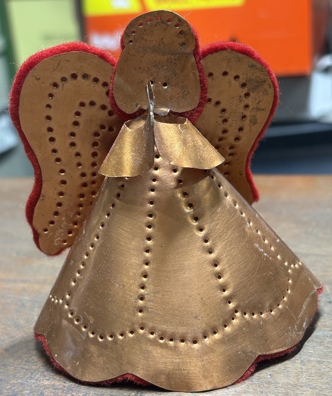 VINTAGE MID-CENTURY HANDMADE PUNCHED COPPER TIN CHRISTMAS Angel 3-1/2” Tall
