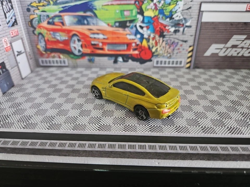 Hot Wheels BMW M4 oro diecast coleccionable champú luces traseras error! Poste combinado Foto 3 de 4