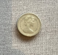 Rare 1983 Queen Elizabeth II One Pound Coin Royal Arms Shield “DECUS ET TUTAMEN”