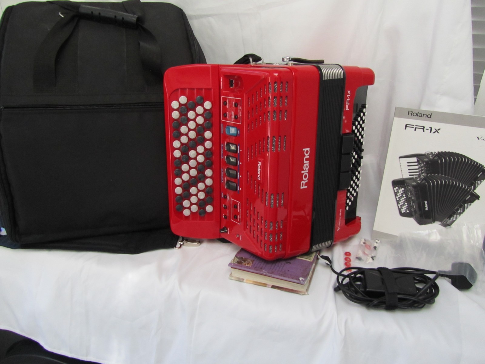 ROLAND FR1XB CHROMATIC V-ACCORDION 72 BASS FREE UK COURIER