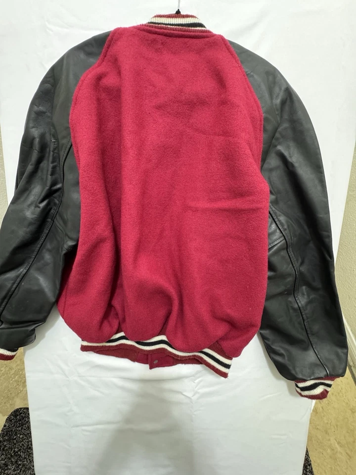 Chaqueta Universitaria Cuerpo de Lana Rojo Mangas de Cuero Negro Foto 2 de 4