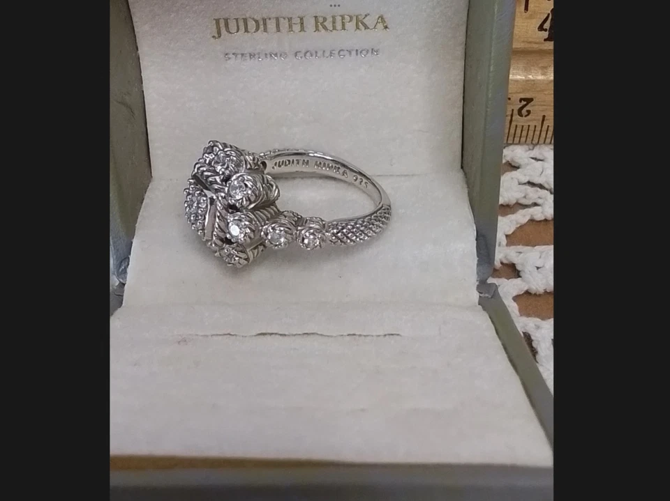 Elegante anillo de circonita cúbica de diseñador Judith Ripka de ley talla 8 con caja Foto 3 de 4