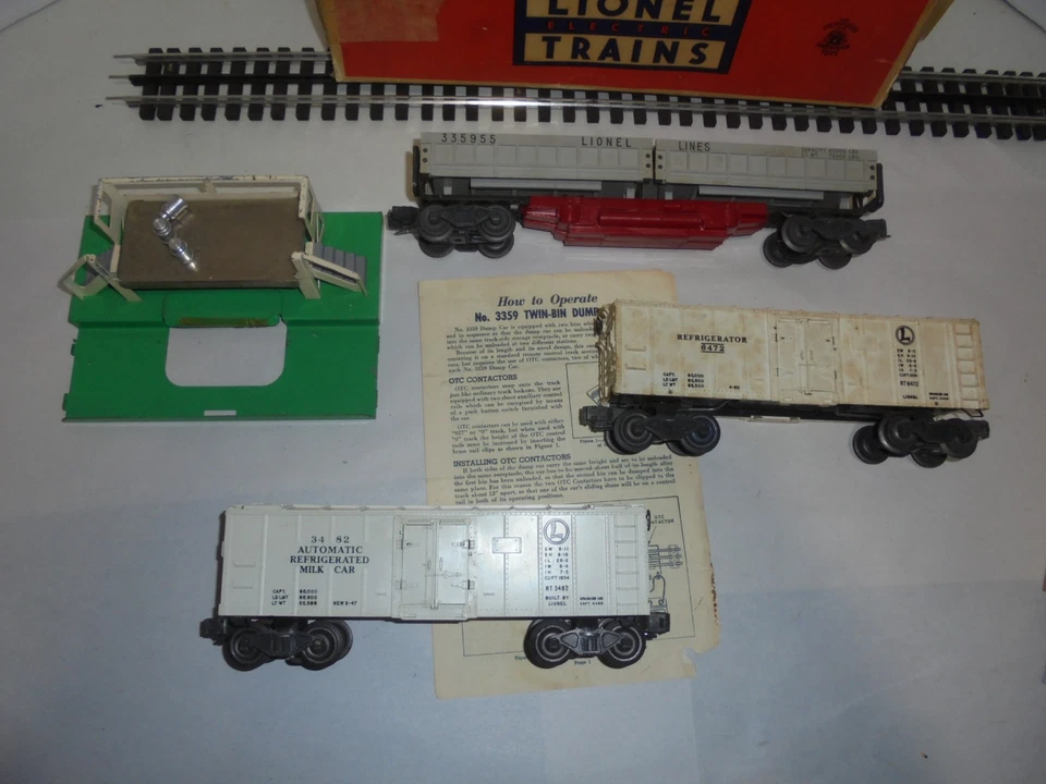 LIONEL LOT OF FREIGHT CARS VINTAGE POSTWAR MILK CAR,TWIN DUMPER,REFER CAR - Image 4 of 4