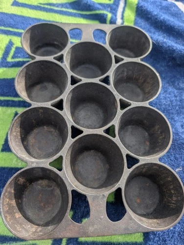 Vintage Griswold No. 10 Cast Iron Muffin / Popover Pan