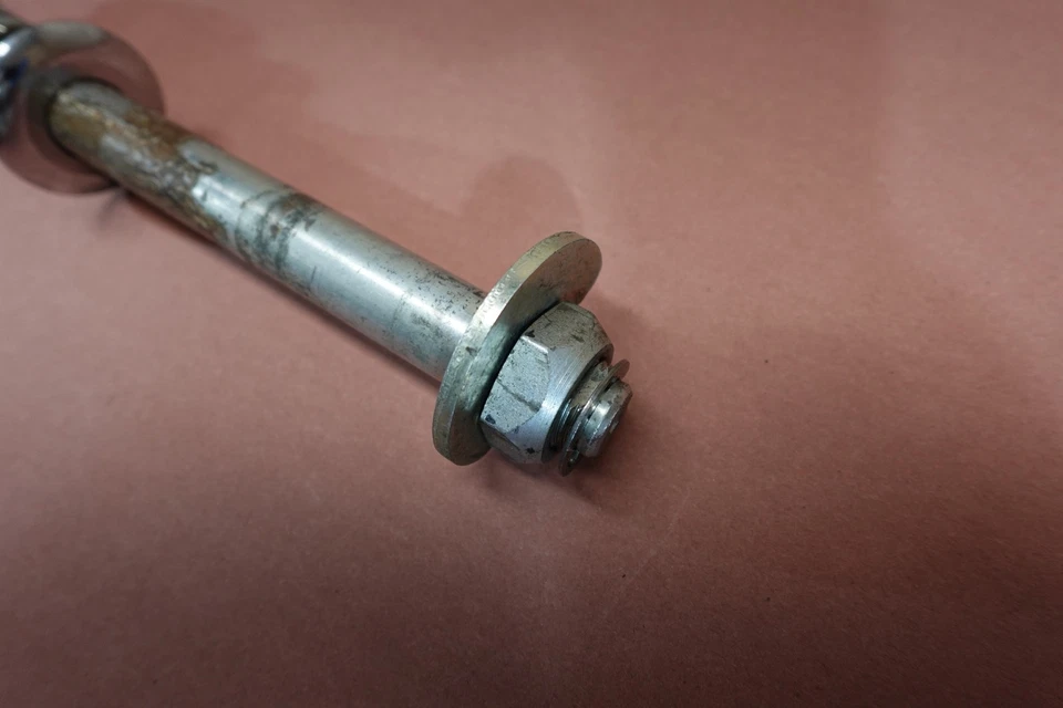 Harley-Davidson VRSCSE 2005-2006 V-Rod perno de eje de rueda trasera Foto 2 de 4