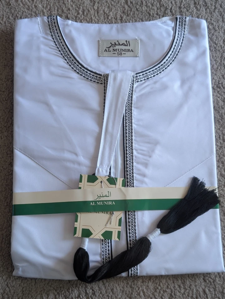 Premium Brillante Satén Thobe Omaní Estilo Emiratí Brillante Jubba Kaftan para Hombres Musulmanes Foto 2 de 4