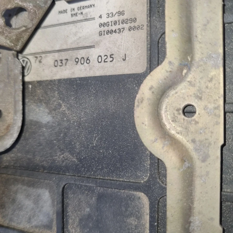 Centralina motore VW GOLF III Cabrio 1996 037906025J - Immagine 2 di 2