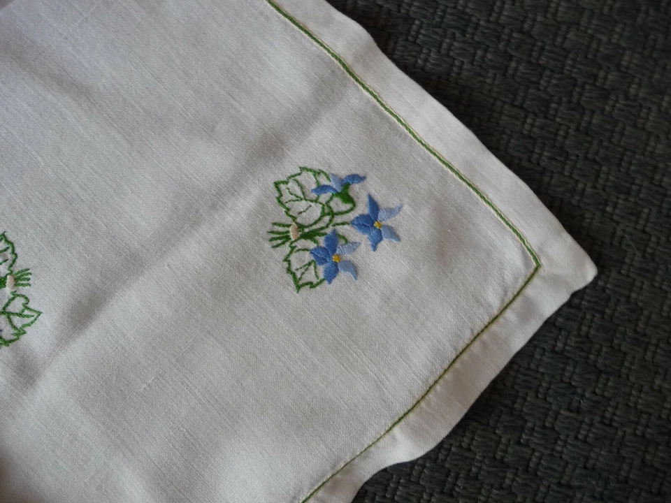 Linge ancien Napperon Centre de table  métis blanc brodé de violettes - Photo 2/4