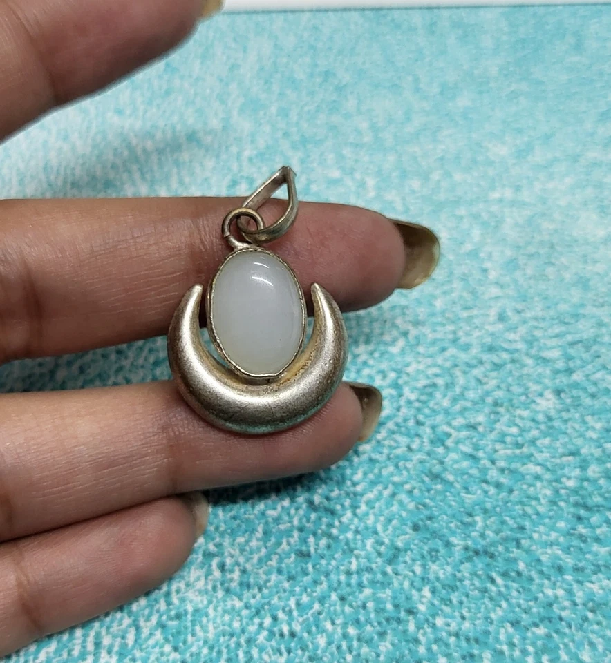 2.8cm Mezzaluna Ciondolo Bianco Opale Imitazione Gemma IN Argento Tibetano Old - Immagine 3 di 4