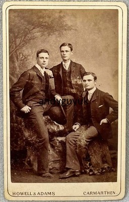 CDV GRUPPE JUNGE MÄNNER HOWELL & ADAMS CARMARTHEN WALES GUTAUSSEHENDER ADRETTER MANN