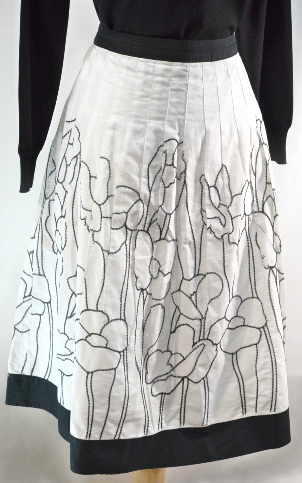 New York White Cotton Black Embroidered Pleated Skirt Size 4-image