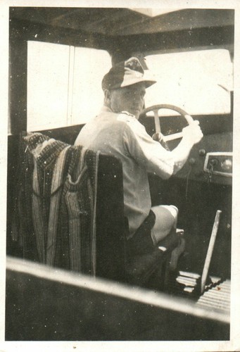 Foto, 2.WK. Kraftfahrtruppe Wehrmacht: Soldat am Lenkrad im Porträt (MB)21363