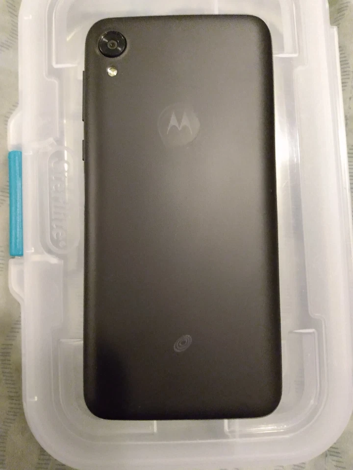 Motorola Moto e6 smartphone 32 GB (unlocked) - Image 3 of 4