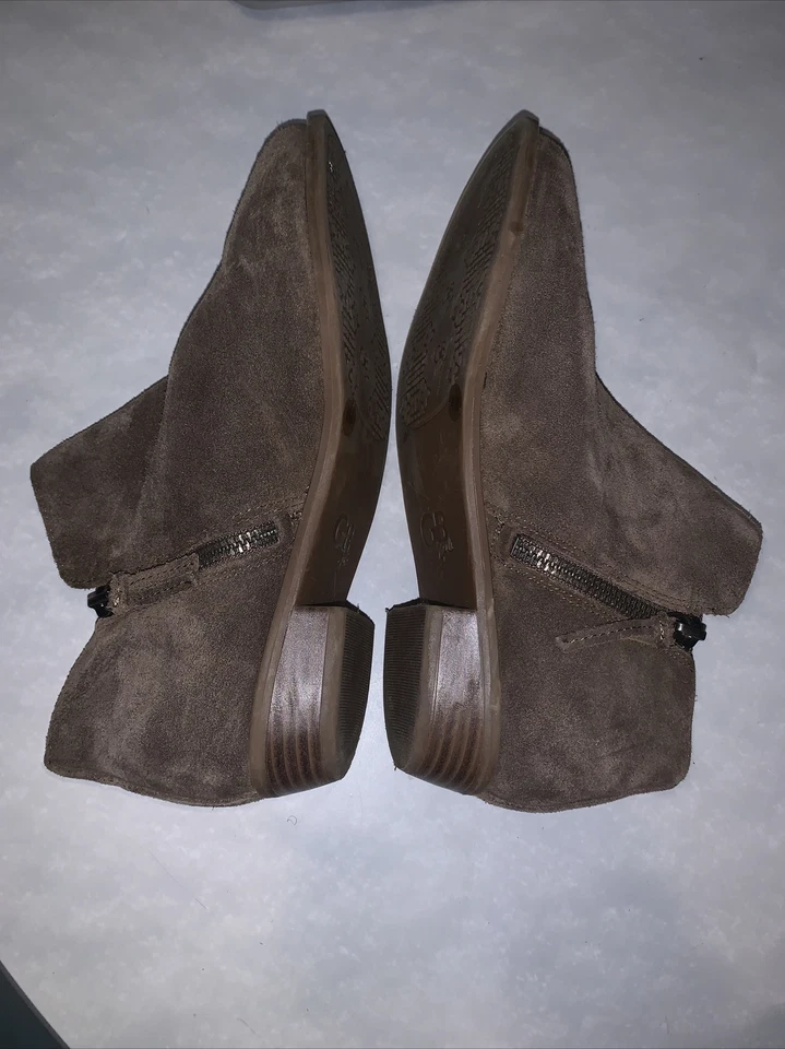 Botinhas femininas GB de couro superior marrom com zíper duplo tamanho 4M - Imagem 2 de 4