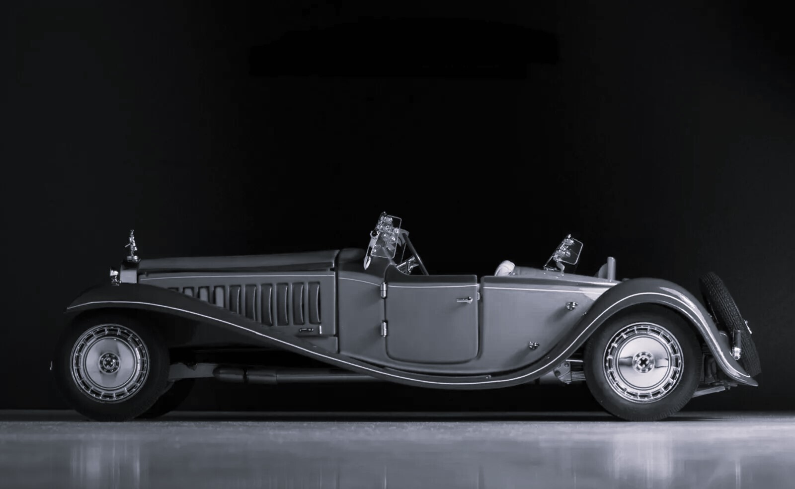 Bugatti with 8Cyl.Engine/Orig.Wheel Rims/Mascot1:24SCALE CUSTOM METAL MODEL