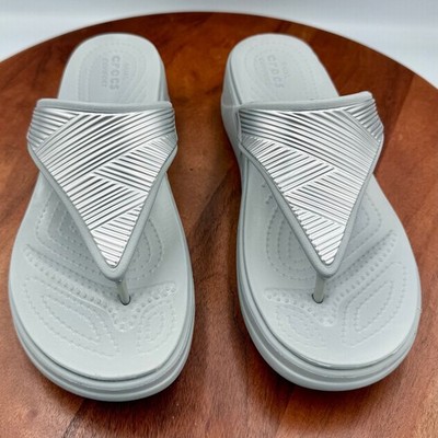 Crocs Monterey Metallic Wedge Flip Flops Light Grey Silver Womens 9 Resortwear