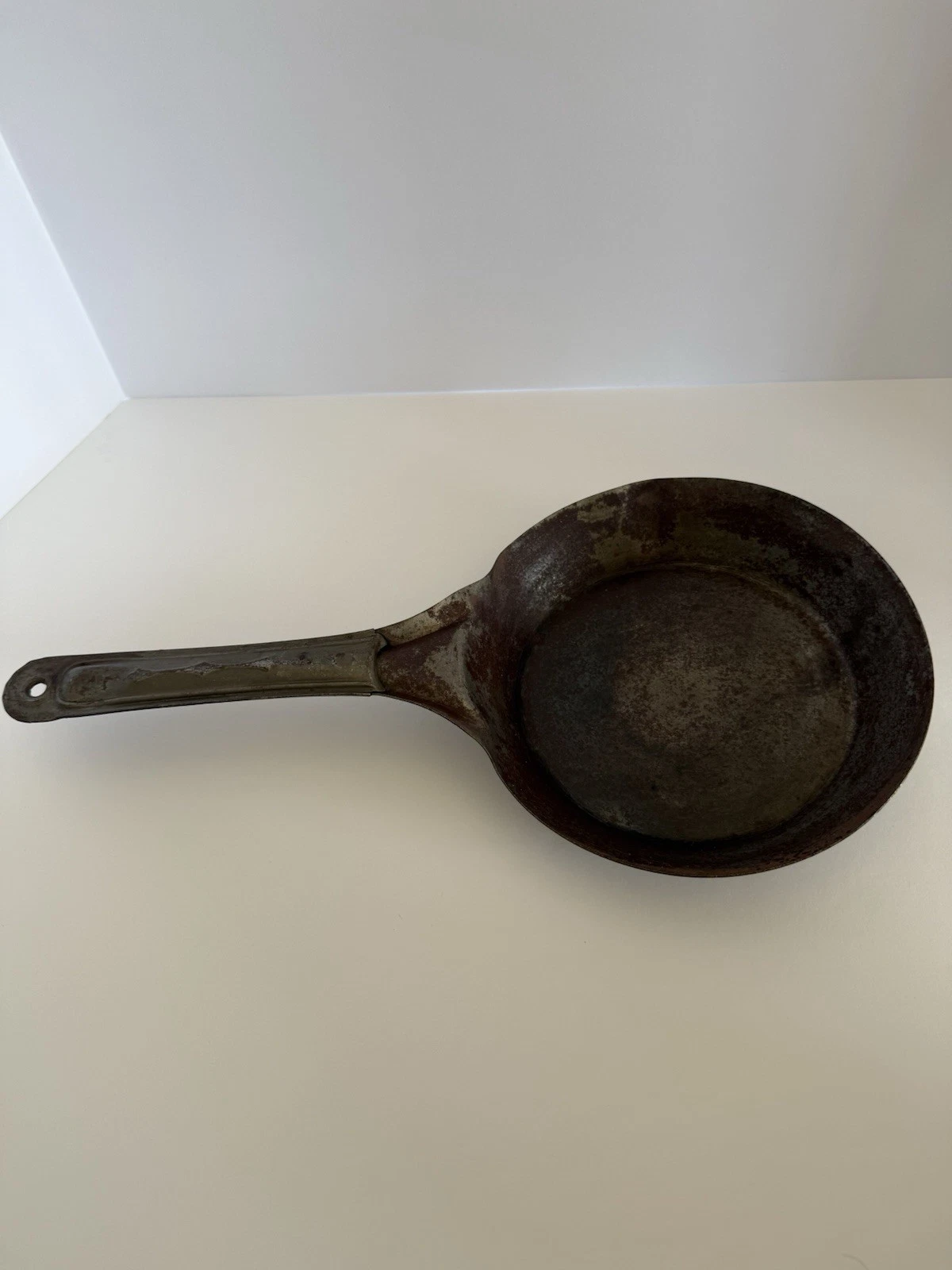 Vintage Unmarked Cast Iron Skillet ~ Early Thin Wall Style ~ Approx. 8” Diameter
