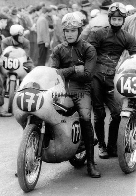 Honda RC143 racer Mike Hailwood & MZ 125 racer Ernst Degner MZ125 1961 Germany