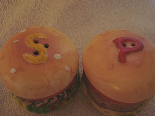 Vintage....Ceramic..Hamburger & Bun.....Salt & Pepper Shakers - 第 2/3 張圖片