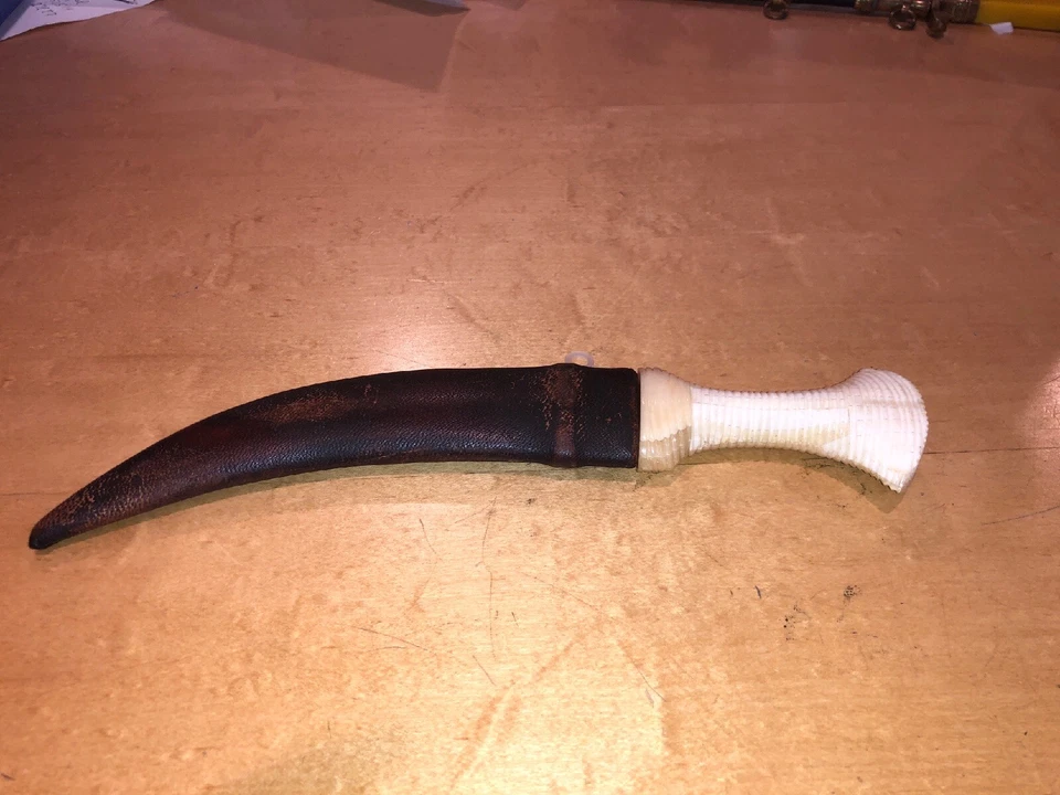 Cuchillo antiguo árabe Jambiya mango de hueso, funda de cuero. Foto 2 de 4