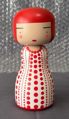 KOSTENLOSER VERSAND Lucie Kaas Red Dot Kokeshi Puppe Brandneu Neuwertig Verpackt
