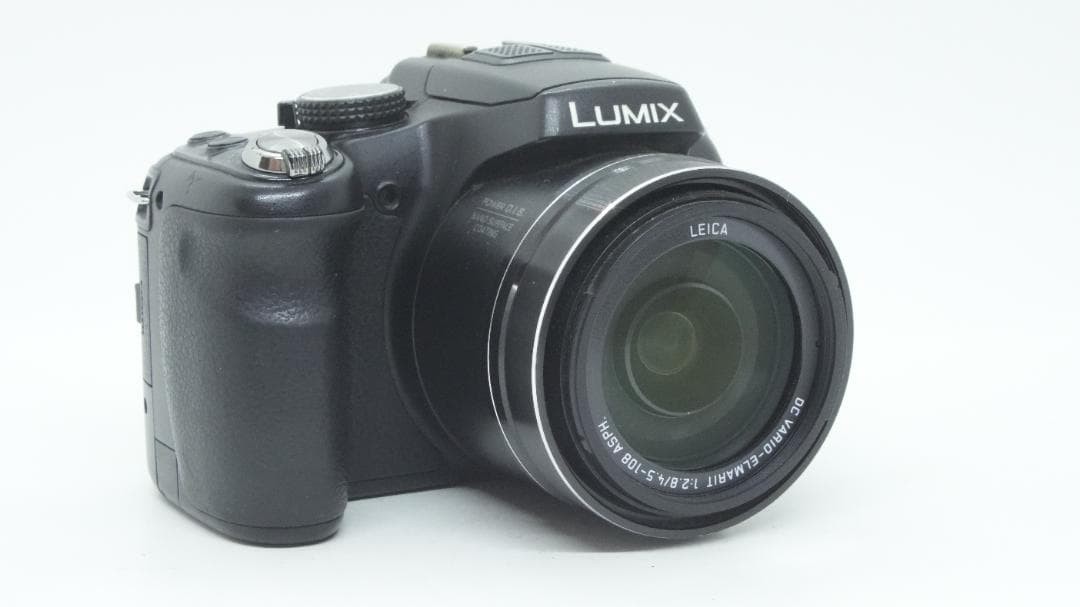 【中古】Panasonic Lumix DMC-FZ200 12.1 MP Digital Camera with CMOS Sensor and 24x Optical Zoom - International Ver Panasonic LUMIX DMC-FZ200 Digital Camera Excellent Condition