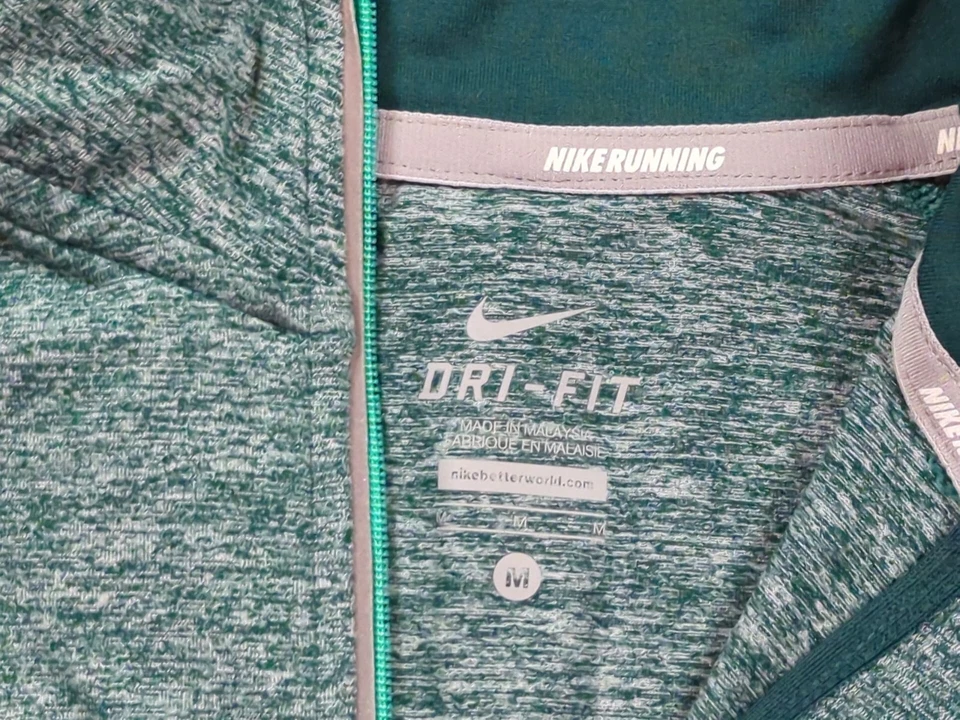 Женский пуловер Nike средний зеленый Dri Fit с длинным рукавом 1/4 на молнии для бега  - Изображение 3 из 4