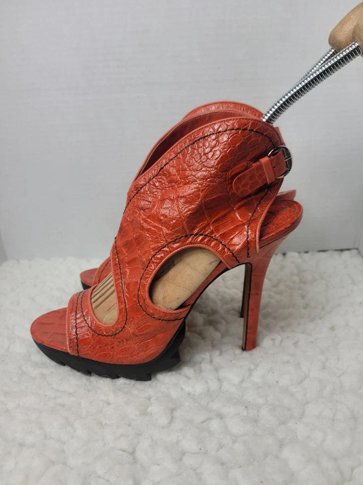 Zapatos de salón Camilla Skovgaard de cuero talla tacón 9,5 rojo cocodrilo cierre de hebilla en relieve Foto 3 de 4