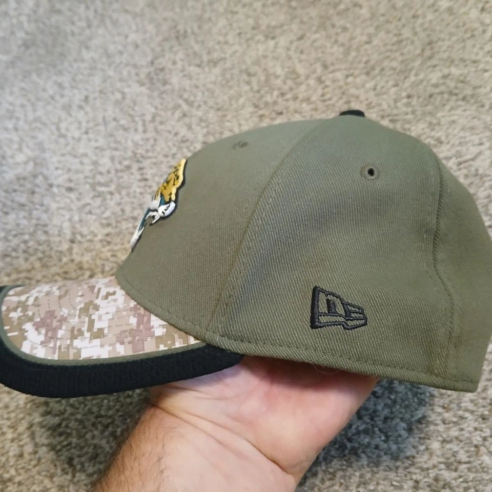 New Era 39THIRTY Salute to Service Jacksonville Jaguars NFL Sombrero Niños Talla M/L Foto 2 de 4