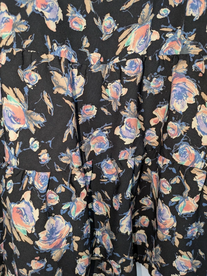 Blusa Soprano S Para Mujer Negra Floral Recortada Espalda Correa Espagueti Babydoll Foto 2 de 4