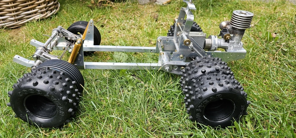 Reifen für die Graupner/Kyosho 1:8 Fairlady, Rowdy Baja Off-Road uvm. - Bild 4 von 4