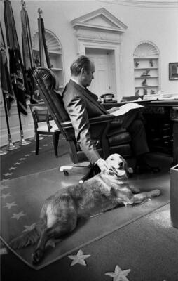 GERALD FORD OVAL OFFICE DOG GLOSSY POSTER PICTURE PHOTO PRINT BANNER 8992