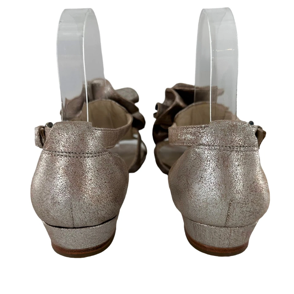 NEW Saks Fifth Avenue Metallic Silver Leather Rosette Flat Sandal Size 8.5 M - Image 3 of 4