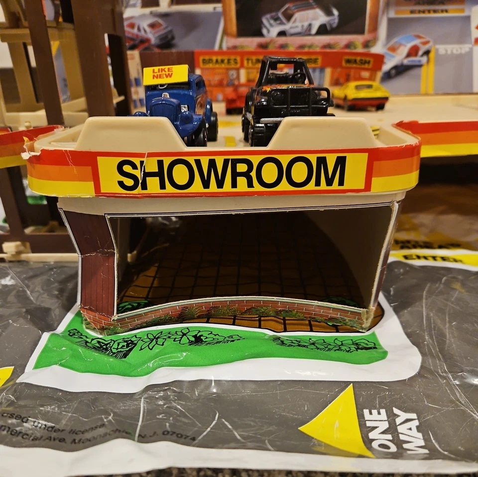 Vintage MATCHBOX MOTORS CAR DEALERSHIP SERVICE GARAGE PLAYSET w Box 1985 - Image 3 of 4