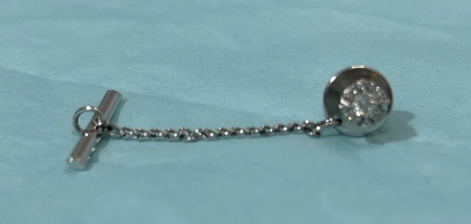 Pin de corbata con racimo de diamantes de oro blanco de 10 quilates clásico estilo solitario tradicional Foto 4 de 4