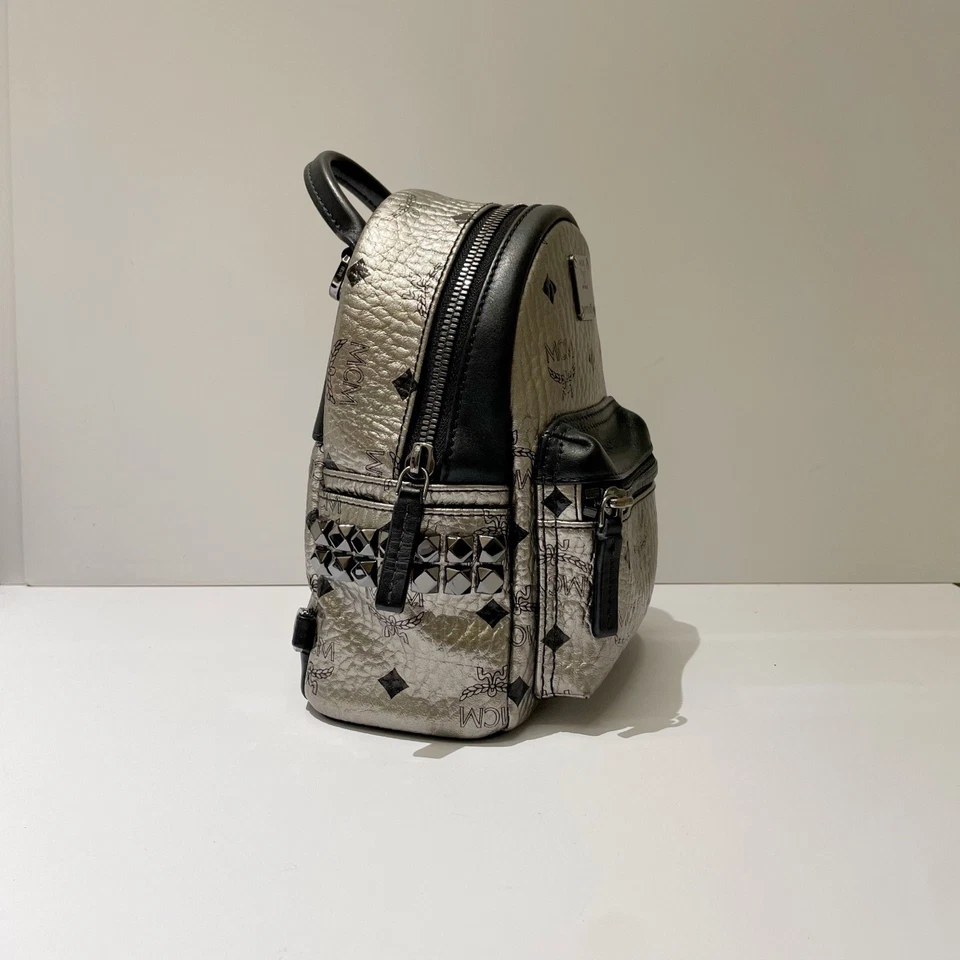 Mochila para mujer MCM Metallic Visetos con tachuelas pequeña de cuero negro plateada” Foto 4 de 4