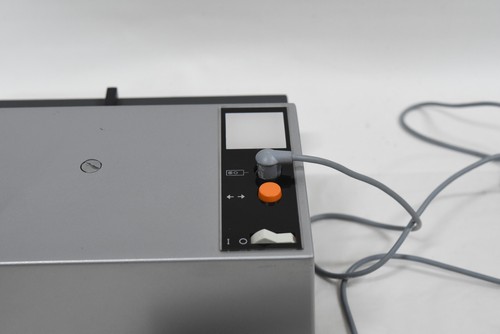 Rollei P350A 35mm Film Slide Projector with Preview Screen & Cord Remote (b) - Picture 9 of 15