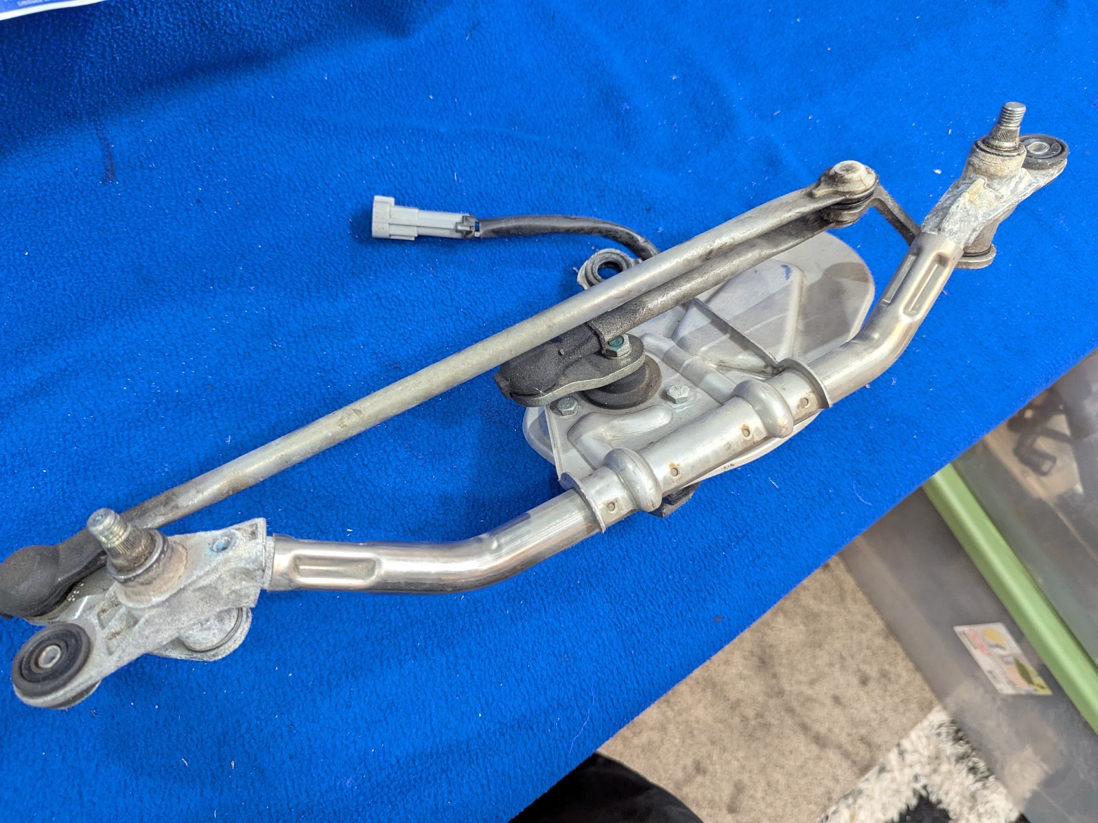 Maserati GranTurismo 2008-2019 Front Windshield wiper motor