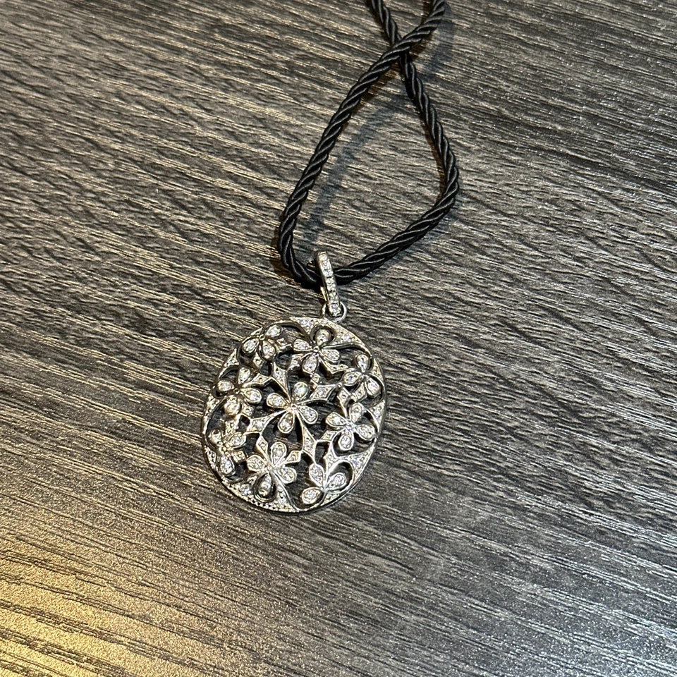  Collar de cadena con colgante de circonita cúbica flor pavé de plata de ley 925  Foto 4 de 4