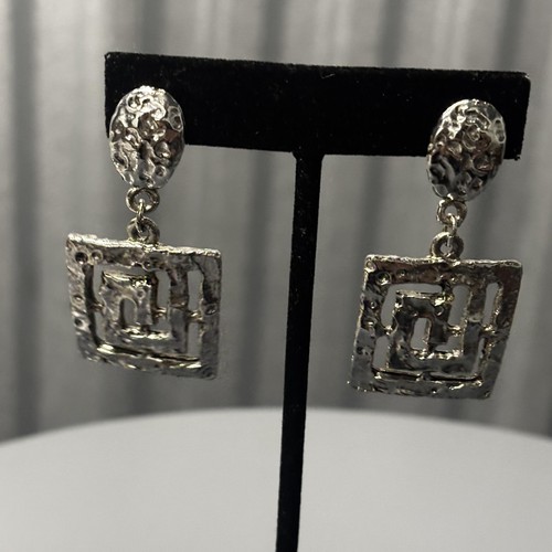 Pendientes Hobe Clip Tono Plata Geométrico Modernista Texturizado Gota Martillado - Imagen 7 de 9