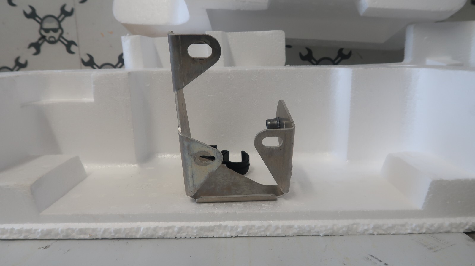 2019-2022 ASTON MARTIN DBX LEFT FRONT RADIATOR SUPPORT BRACKET OEM / J 380