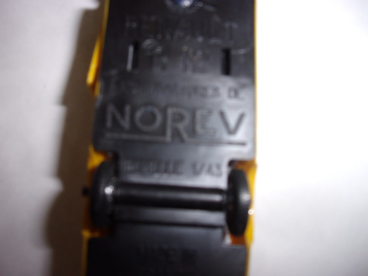 Norev n°140, série les miniatures, Renault R12 rouge, échelle 1/43e Norev n°140, série les miniatures, Renault R12 rouge, échelle 1/43e