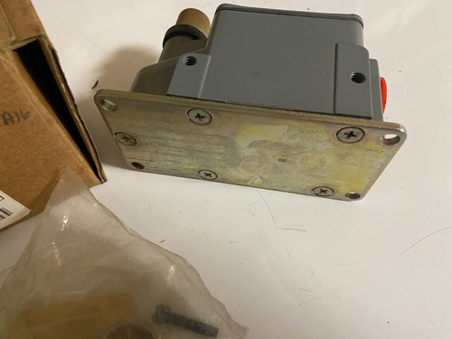 NUEVO Interruptor de límite Square D 9007-FTUB4 9007DTBU4 90401 - Imagen 2 de 2
