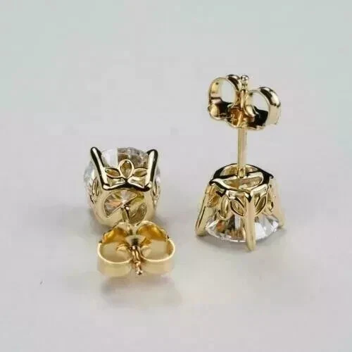 Aretes solitarios de diamantes creados en laboratorio de 3 quilates con acabado sólido de oro amarillo de 14 quilates Foto 2 de 4
